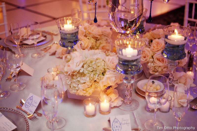white-and-cobalt-blue-tabletop-for-weddings1