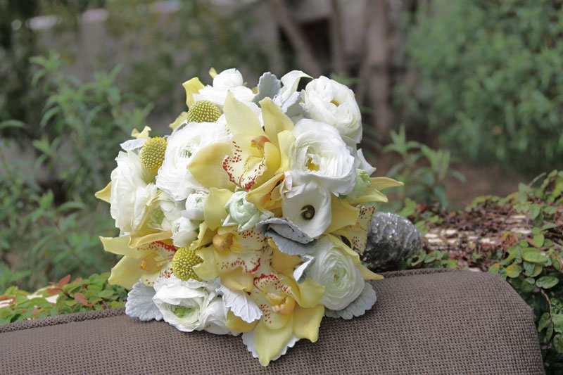 white-ranunculas_yellow-bouquet
